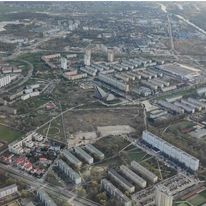 teren na lewo od kościoła w samym środku zdjęcia. Otoczenie osiedli zapewnia użyteczność obiektu.