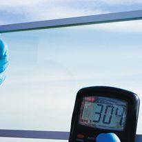 W Polsce, w grudniu 2021, uruchomiono pierwszą na świecie linię produkcyjną szyb QGlass, wykorzystujących powłokę kwantową generującą energię elektryczną!