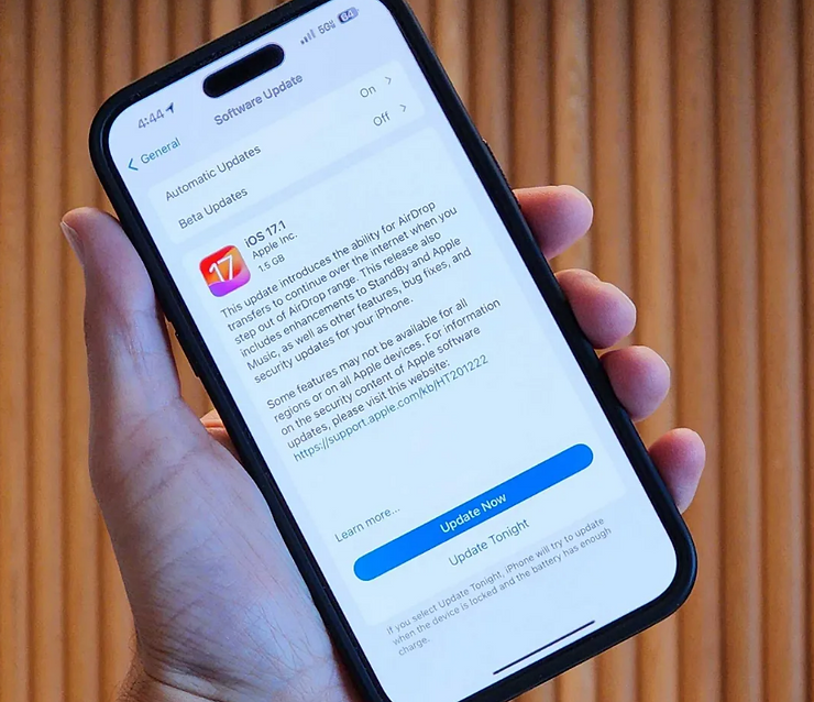 udostępniono też aktualizacje w linii 16 oraz 15 (tutaj wspierany jest np. iPhone 6s, który wyszedł w 2015 roku!)